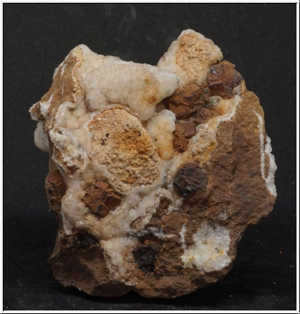 Limonit nach Pyrit auf Calcit - Fundort unbekannt