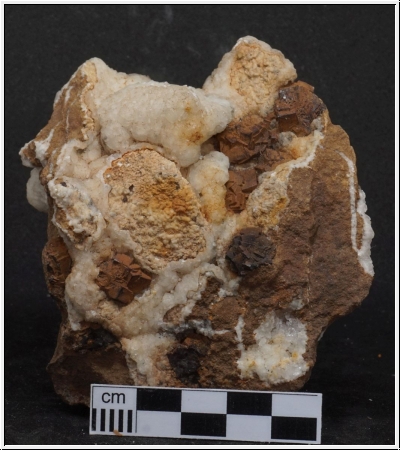 Limonit nach Pyrit auf Calcit - Fundort unbekannt