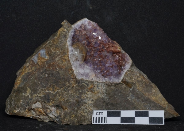 Amethystdruse mit Calcit und Hämatit - Idar-Oberstein